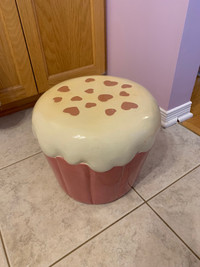 Cupcake foot stool