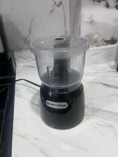Used small hamilton beach electric chopper in good working condition. Perfect for chopping vegetable...