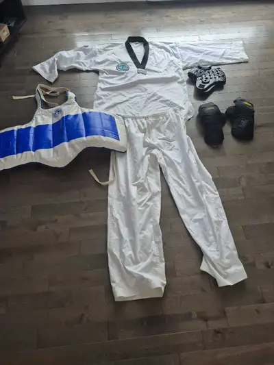 Ensemble taekwondo (Dubok, casque, plastron, gants), View more