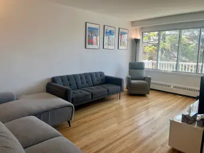 Très spacieux 5 ½ rénové et situé dans secteur recherché de Nouveau-Bordeaux. Offre une belle divisi...