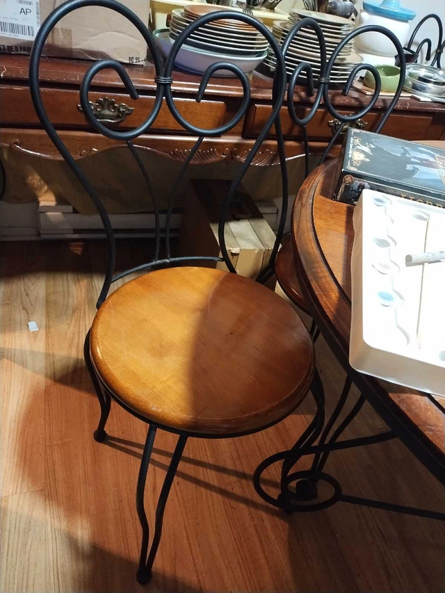 Table et chaises en fer forgé dans Mobilier de salle à manger et cuisine  à Ville de Montréal - Image 2