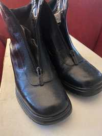 Ladies black boots, Naturalizer, size 6.5