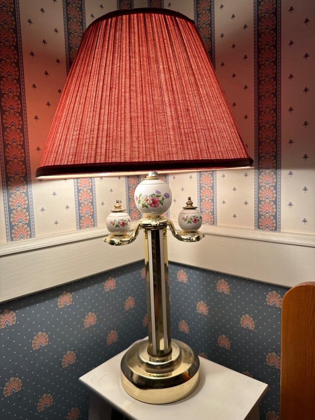 BEAUTIFUL VINTAGE TABLE LAMP ( 2 Lamps bulbs ) in Indoor Lighting & Fans in Regina - Image 4