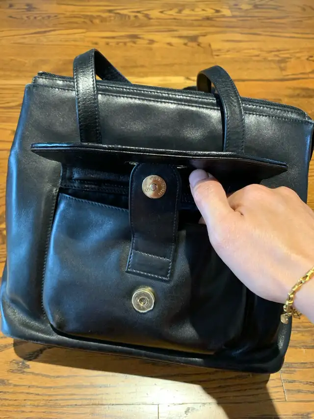 Women’s handbags in Women's - Bags & Wallets in City of Toronto - Image 5