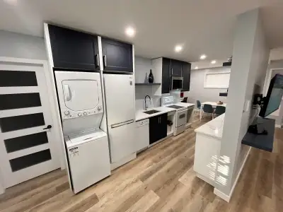 French: 4 1/2- Neuf et moderne condo de deux chambres à coucher avec deux lits queen entièrement meu...