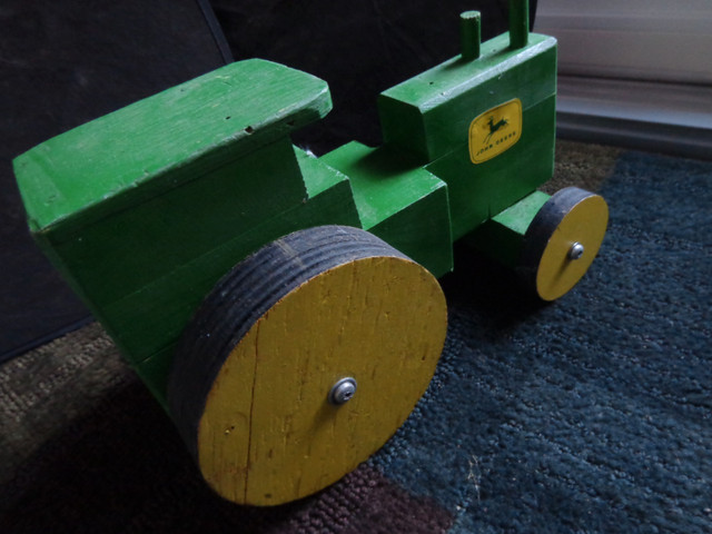 Vintage Hand made John Deere wooden Tractor and Hauler in Arts & Collectibles in Saskatoon - Image 4