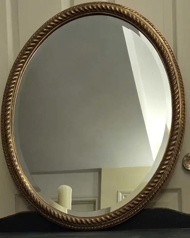 VTG CARVED WOODEN VICTORIAN GILT FRAME OVAL MIRROR- CANADA in Home Décor & Accents in City of Toronto - Image 4