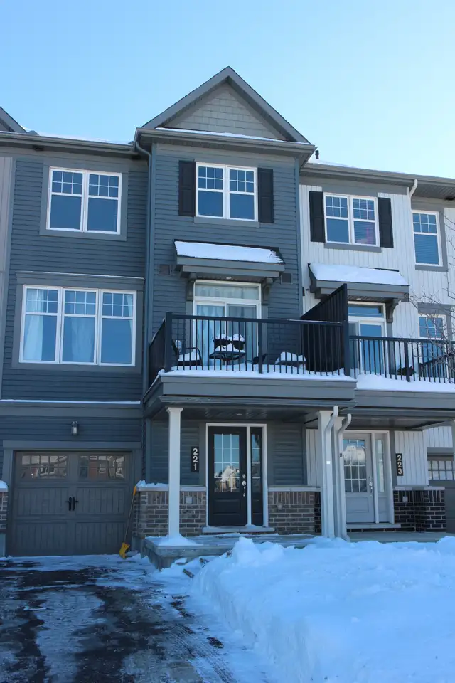 3-STOREY TOWNHOUSE IN ORLEANS FOR RENT