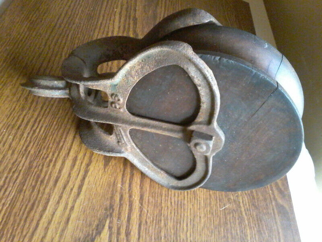 Antique wood and cast iron pulley  (6") in ex. Orig. condition. in Arts & Collectibles in Cambridge - Image 2