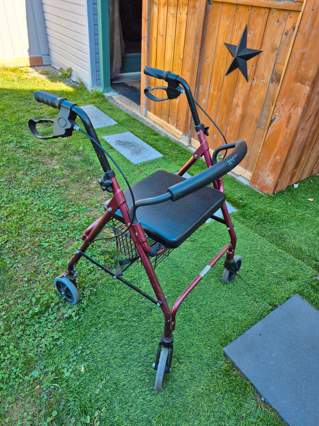 MARCHETTE DEAMBULATEUR WALKER dans Santé et besoins spéciaux  à Ville de Montréal