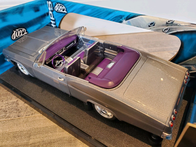 1:18 Diecast Hot Wheels Whips 1965 Chevrolet Impala Lowrider Gre in Arts & Collectibles in Kawartha Lakes - Image 2
