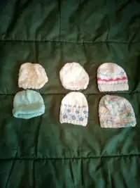 Tuques en tricot pour bébés .