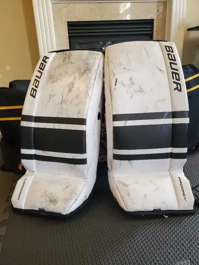 Youth Goalie Pads Bauer Prodigy (Medium) – 22" Good condition with plenty of life left. ✔️ Lightweig...