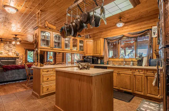 5  bedroom 2  bath lakefront cabin with private beach in Houses for Sale in Kelowna - Image 7