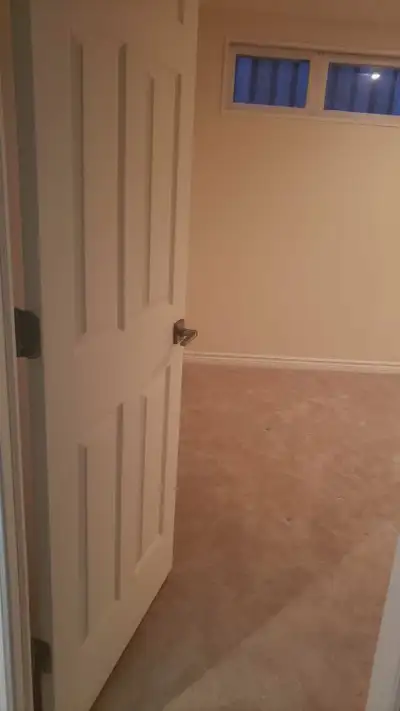 One big room available for rent. near mohawk college and downtown hamilton. private $650 or sharing...