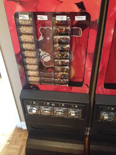 1 Très belle machine à bonbons 4 en 1 fonctionne avec des $2 avec près de 800 a 1,000 cup et couvert...