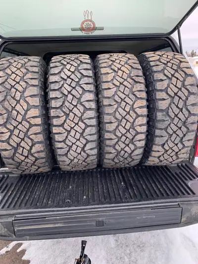285/60/20 Goodyear Wrangler Duratrac excellent shape