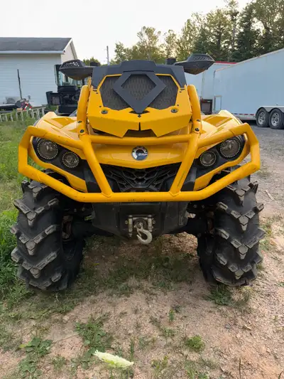 Looking to sell bike only has 2,100 km has a yoshi slip on and farr mudding halos bike is very well...