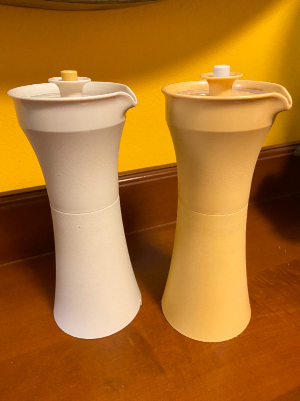 Vintage Tupperware Set of 2 Oil and Vinegar Serving Containers in Arts & Collectibles in Oshawa / Durham Region - Image 2