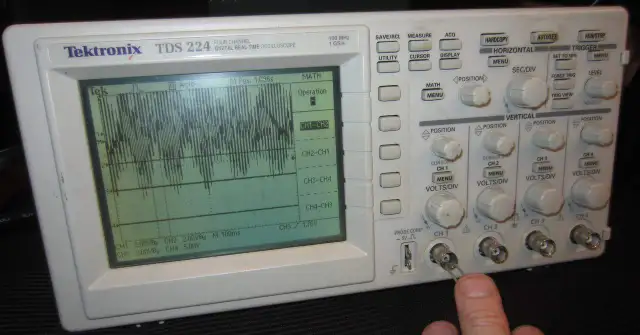 Digital Oscilloscope Tektronix TDS224, 4-channel, 100MHz in General Electronics in City of Montréal - Image 6