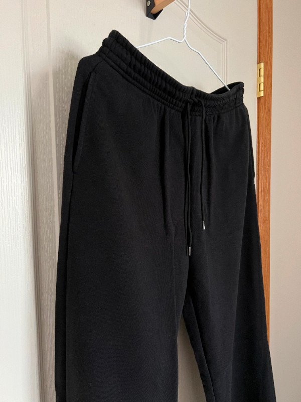 Uniqlo Women's Sweatpants - Black in Women's - Bottoms in Winnipeg