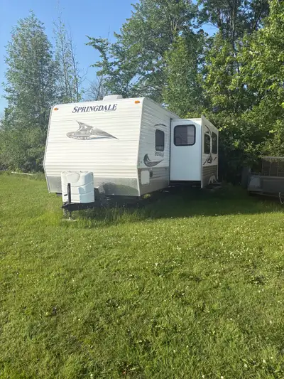 2011 Springdale by Keystone travel trailer 32’ -one large pop out, no concerns -floor and roof are s...
