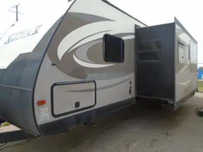 27 FT TRAVEL TRAILER WITH AN ISLAND SINK AND TWO SLIDES. BUNK BEDS BUT MISSING MAIN MATTRESS. HAS PO...