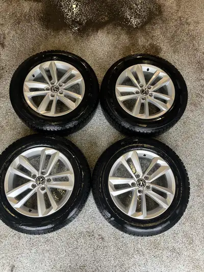Mags Volkswagen dorigine de 17 pouces. Pneus d’hivers Pirelli Ice Zero de grandeur 215/65R17 avec us...