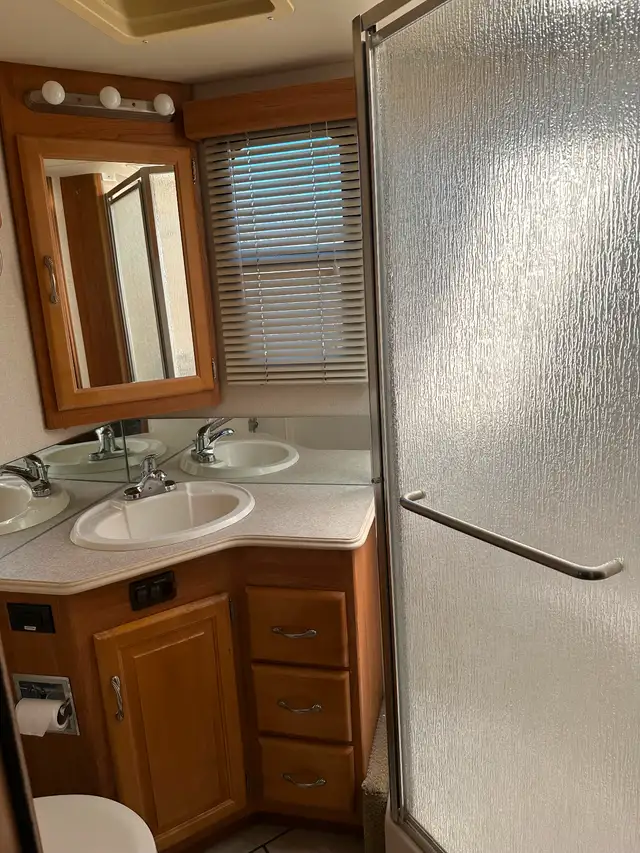 Motorhome in RVs & Motorhomes in Parksville / Qualicum Beach - Image 6