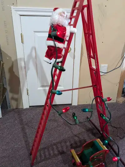 In like new Condition. VTG 2007. Plays 15 Christmas songs while Santa climbs up and down the ladder....