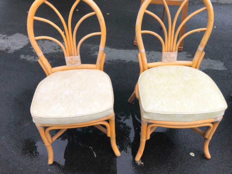 Chairs, lights, and a celebrity! Random things. Free Stuff City of