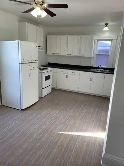 One bedroom apartment corner of Dalhousie and Murray street. Brantford, Ontario. Clean upper unit at...