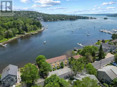 VACANT FROM JULY 1, PET FRIENDLY, PREFERENCE FOR LONG-TERM TENANTS. Amazing ocean views of the Bedfo...