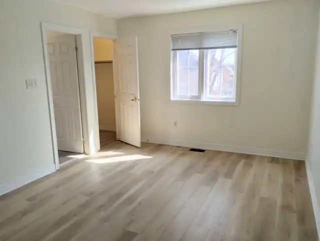 1 bright upstairs Master room- 3 min walk to UOIT in north Oshaw in Room Rentals & Roommates in Oshawa / Durham Region - Image 3