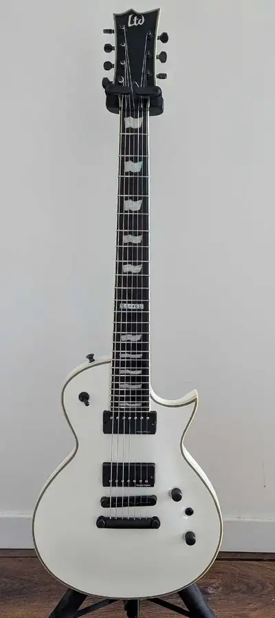 Superbe ESP LTD ec-407, 7 cordes. En excellente condition. Stainless frets, "kill switch" qui rempla...