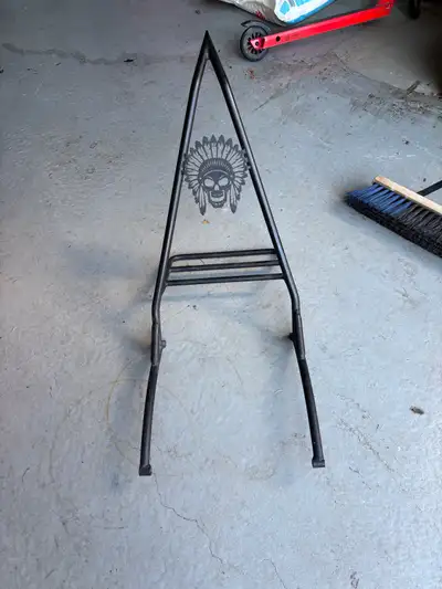 Voici un sissy bar noir d'Indian Motorcycle, un accessoire robuste et élégant pour votre moto. Cette...