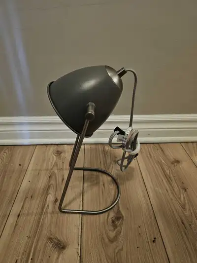 Lampe de table "Article" / "Article" Table lamp, View more