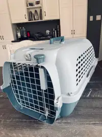 22" x 14" x 13" Pet kennel in great condition & clean