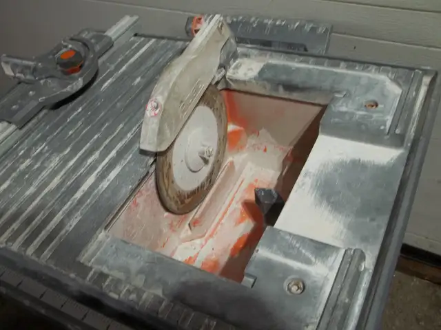 SCIE  A   CÉRAMIQUE   AVEC   RESERVOIR  D,EAU in Power Tools in Laval / North Shore - Image 2