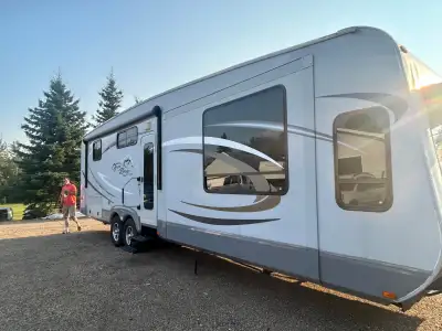 3 slide outs, air conditioning, antenna, power awning, fire place, tv, movable island, large fridge,...