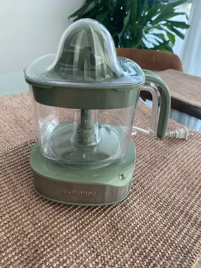 Price is firm. Pickup in Ville-Marie. I'm moving in a few months — check out my other listings! Smok...