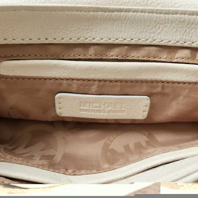 Vintage Michael Kors bag in Women's - Bags & Wallets in City of Toronto - Image 5