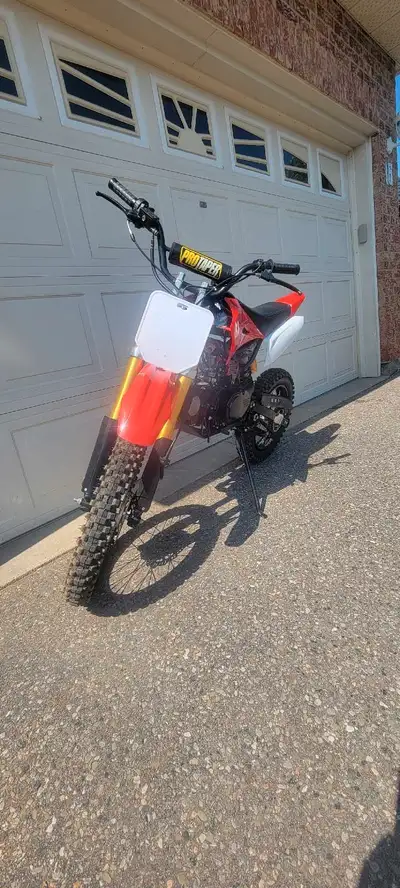 125cc four stroke dirt bike / pit bike Selling it because we barely used it, tires still have the nu...