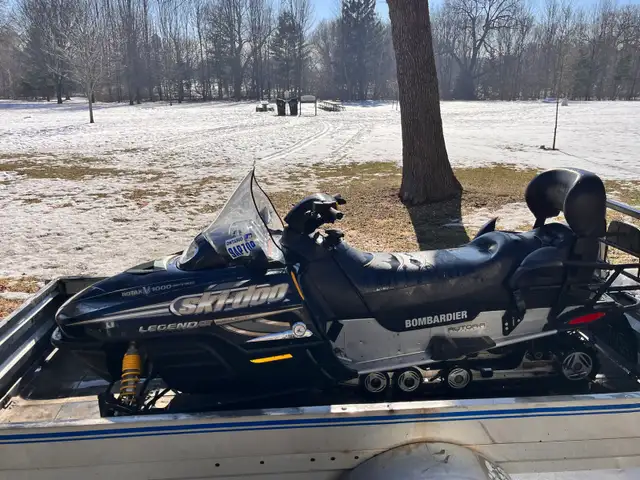 Skidoo V1000 Legend Grand Touring in Snowmobiles in Mississauga / Peel Region - Image 3