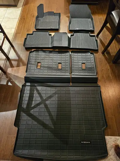 Weather Tech Floor Mats for Nissan Rogue almost new, front, rear and trunk. Tapis Weather Tech avant...