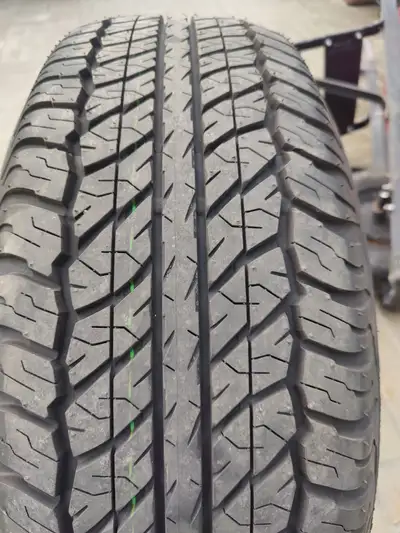 4 pneus neuf marque Dunlop AT 20 Grandtrek P26/70 R 17 113s. Toute offre raisonnable sera considérée...