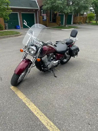 2006 Honda Shadow 44,000 km windshield, backrest and bags runs great