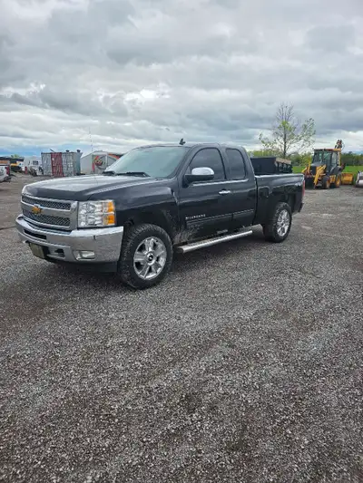 2013 Chevrolet Silverado 1500 4x4 Extended Cab 4 door Gas V8 Engine A/C Power lock Power windows Cle...