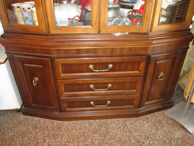 Beautiful China cabinet. in Hutches & Display Cabinets in Edmonton - Image 4