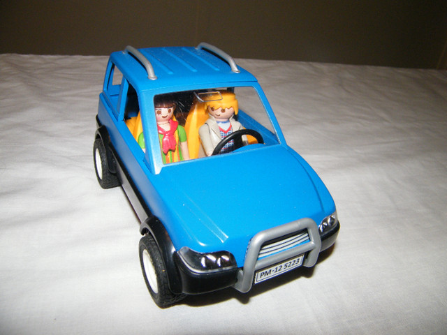 Playmobil auto bleu et couple en balade in Toys & Games in Laval / North Shore - Image 3